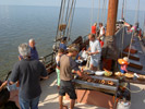 Lekker barbequeen op het wad tijdens het droogvallen