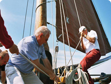 De zeilen worden gehesen op het IJsselmeer